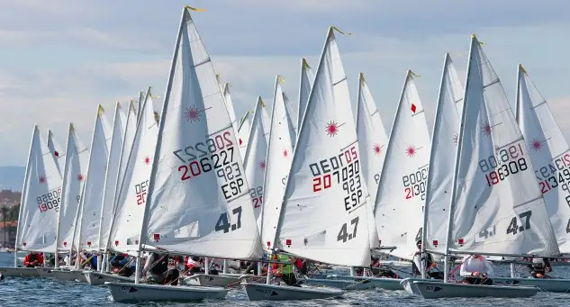 La segunda jornada en Santiago de la Ribera ha estado marcada por las pésimas condiciones de viento que han permitido completar una sola prueba, pero suficiente para cerrar la ronda clasificatoria y dar paso a las finales en las dos últimas jornadas (Foto Pep Portas)
