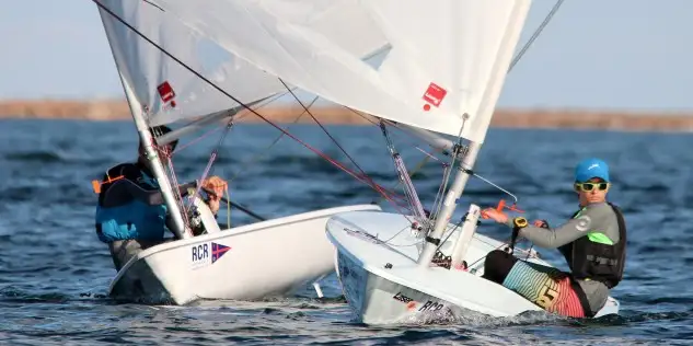 El domingo se disputa la cuarta y última jornada del campeonato de España Laser 4.7 en el Mar Menor en la que están previstas otras tres pruebas (Foto Pep Portas)