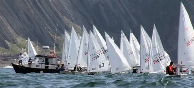 Además, los cruceros y los monotipos de la clase J80 que competirán sólo el domingo, navegan también durante este fin de semana en el Abra en una nueva jornada del cuarto Trofeo Social