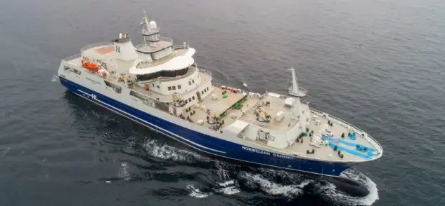 Con una tripulación de 53 personas y capacidad para procesar 150.000 toneladas de pesca-do al año, el barco presenta espacios interiores equiparables a los de un establecimiento hotelero, con salas de estar, cine o un gimnasio con sauna para la tripulación (Foto Astilleros Balenciaga)