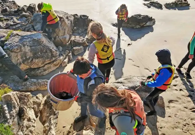 Con esta acción de divulgación y educación ambiental, que será impartida por la licenciada en Ciencias del Mar e investigadora sobre contaminación marina, Noelia Estévez, el Monte Real busca concienciar a los niños del municipio de la importancia de avanzar hacia un modelo de consumo más sostenible, reciclando los plásticos y no tirándolos en cualquier lugar, incidiendo en los efectos nocivos que el plástico tiene para el medio ambiente