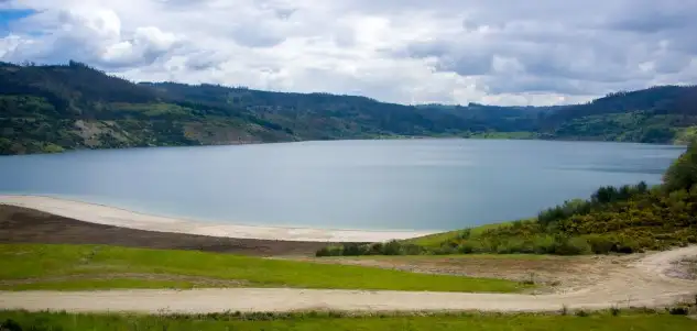 Un ejemplo de ecología y de sostenibilidad del medio ambiente: la recuperación de las antiguas minas de lignito de Meirama, par convertirlo en un paraje de una belleza singular, que será de titularidad pública en 2019... los aficionados al remo, al piragüismo y a la vela están de enhorabuena... así como los profesionales e industriales del turismo sostenible de aguas interiores (Foto Naturgy)
