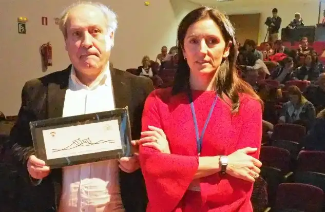 Asunción Loriente entregó a José García Liñares alcalde de Cerceda un recuerdo del Centenario de la FER
