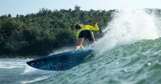 La canaria y el andaluz se clasifican para la tercera ronda en la modalidad de SUP Surfing durante la segunda jornada del mundial de naciones... Óscar Ruiz y Alazne Aurrekoetchea progresan en el cuadro de repesca y mantienen sus opciones