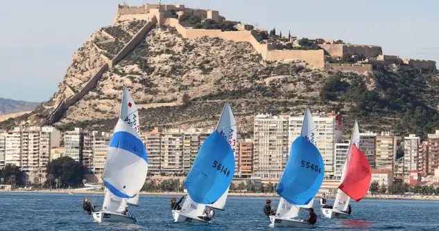 Primera jornada para la flota de Vela Ligera, marcada por el viento que ha condicionado el programa, aunque al final todos han podido cerrar el día con dos pruebas, a excepción de la Formula Windsurf que se ha quedado sin poder navegar