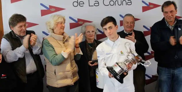 Bruno Ameneiro recibe de la viuda de Aurelio Fernández Lage el gran trofeo de vencedor absoluto