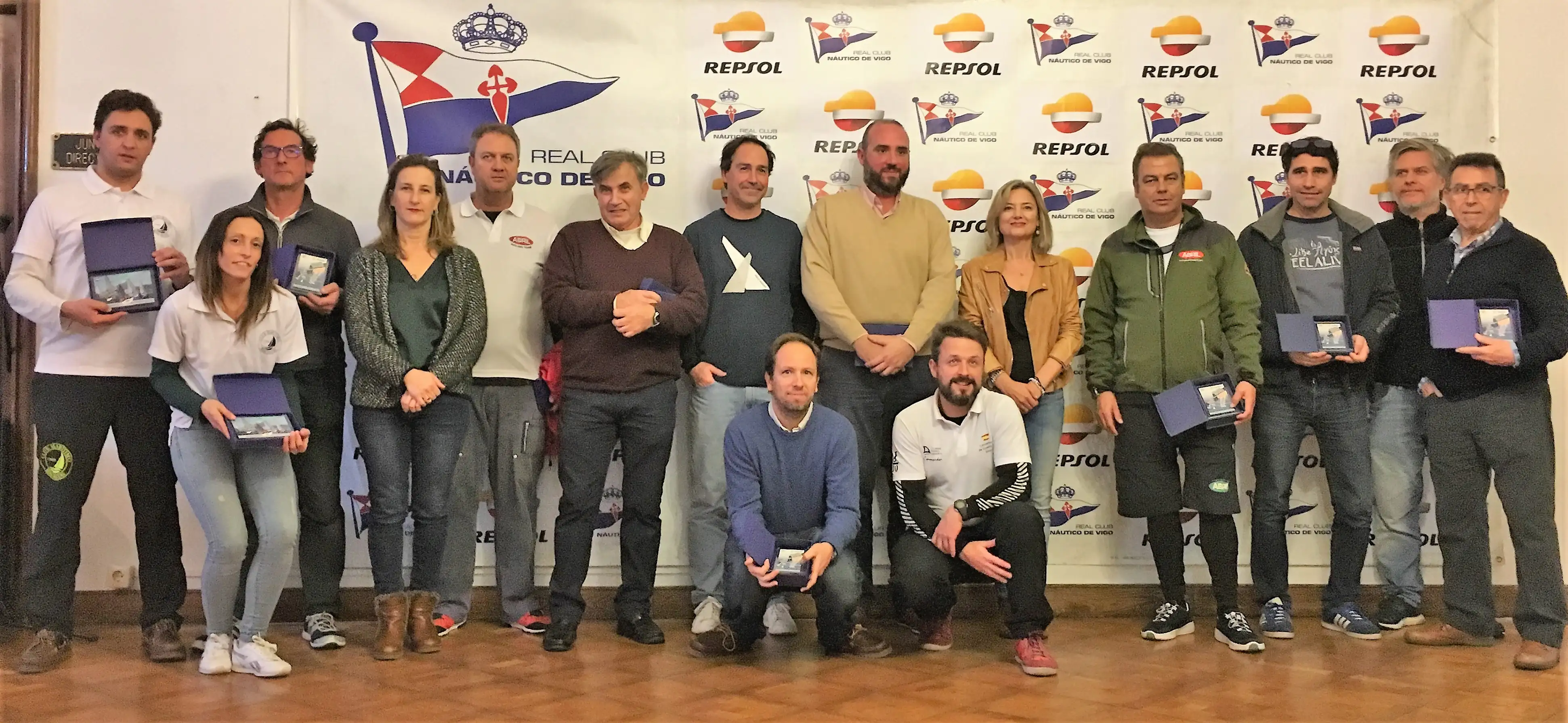En el salón principal del Real Club Náutico de Vigo tuvo lugar la ya tradicional entrega de trofeos de los dos Open del año, el Repsol y el de Otoño, con asistencia de la responsable de Marina y Pesca de Repsol en Galicia, Inés González, y de la delegada de Asuntos Sociales del Náutico, Belén Estévez