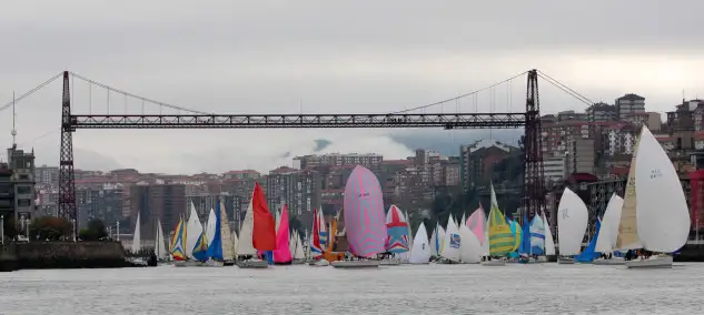 El espectacular paso del grupo de embarcaciones por el Puente Colgante, al filo de las doce de la mañana de este sábado