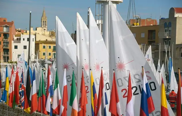 Los dos Comités de Regata, Alpha (470 y 420) y Bravo (Laser Standard, Radial y Finn), estuvieron en el agua desde primera hora de la mañana, pero el viento apenas superó del 4 nudos de intensidad (Foto Alfred Farré)