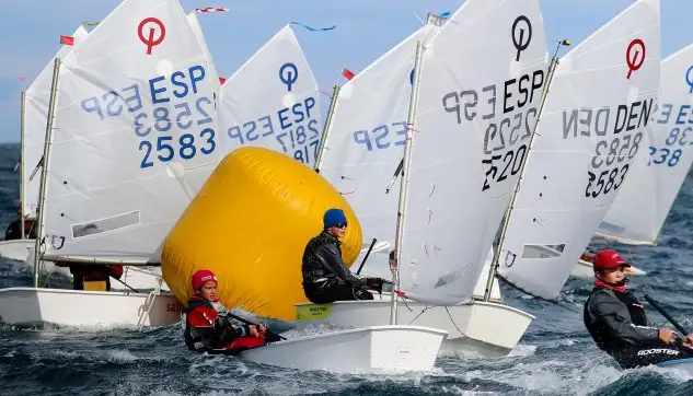 La cita organizada por el Real Club Náutico de Torrevieja tendrá lugar entre los días 23 al 27 de enero de 2019, siendo la tercera prueba puntuable para la Optimist Excellence Cup, y como principal novedad en la presente edición la regata torrevejense incrementa en una jornada su programa deportivo (Foto Pep Portas)