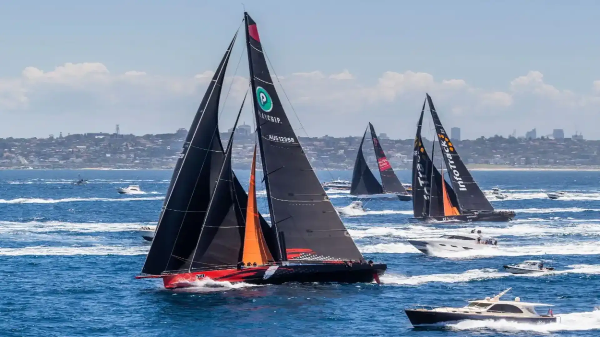 85 squadre di gara stanno già lottando per la vittoria a Rolex Sydney Hobart