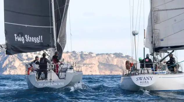 Las duras condiciones de viento previstas han obligado al comité a montar un recorrido más pegado a tierra, con pasos por Islote Ensenada Portichol, Isla de Tabarca, Isla Grosa e Islote de Benidorm con dos pasos por Moraira, punto en el que se han colocado dos balizas (Foto Pep Portas)