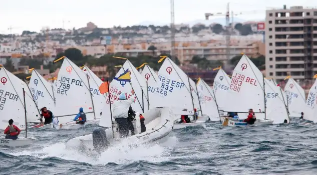El viento, generoso al inicio de la jornada, después se ha mostrado muy inestable y rolón, lo que ha provocado que solo el grupo Amarillo y Azul cierren el día con una prueba, mientras que el grupo Rojo y Blanco se quedan en blanco