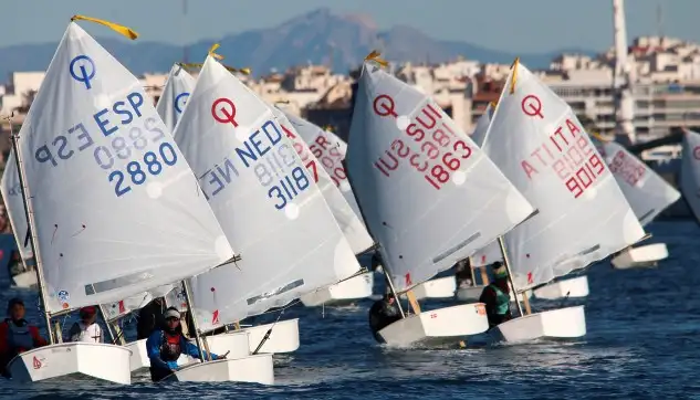 Tercera jornada en aguas torrevejense, complicada y larga por las condiciones de viento en la que se han podido completar 3 pruebas para el grupo oro y 2 para el resto de los grupos (Foto Pep Portas)