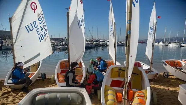El viento faltó en la bahía de Palamós dejando a la flota en tierra... mañana domingo la carta definitiva (Foto Alfred Farré)