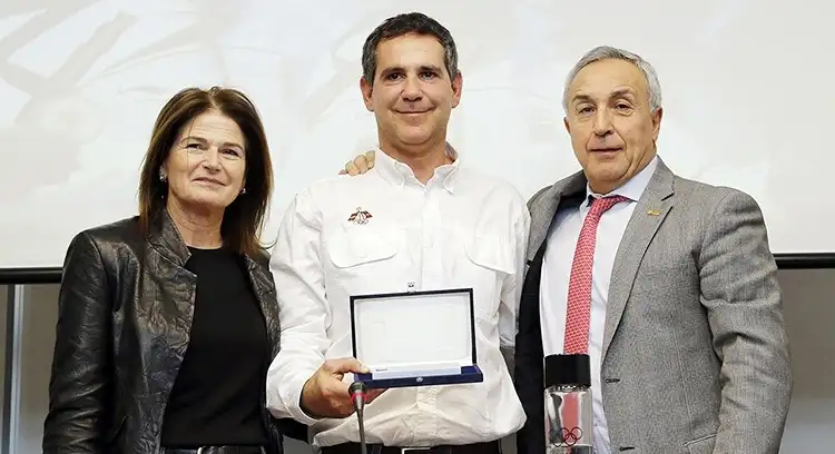 El regatista olímpico Fernando Echavarri acudió al Comité Olímpico Español rodeado de su familia, compañeros de barco y amigos que arroparon con su presencia su despedida