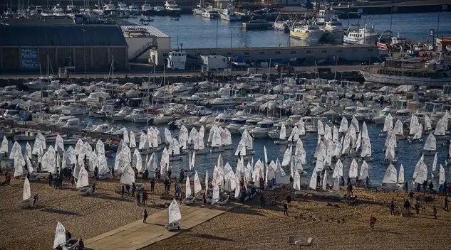 550 optimist de medio mundo en aguas de Palamós (Foto Alfred Farré)