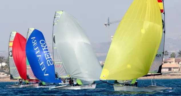 Segunda jornada para el nacional de la clase que se celebra en aguas de Torrevieja, algo más complicada por las condiciones de viento muy inestable y con poca intensidad en la que se han completado tres pruebas
