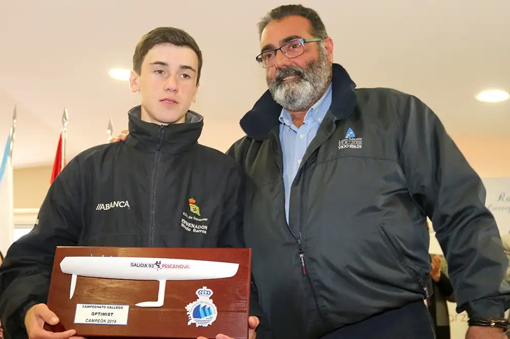 Bruno Ameneiro nuevo campeón, con el titular de la Real Federación Gallega de Vela, Manuel Villaverde