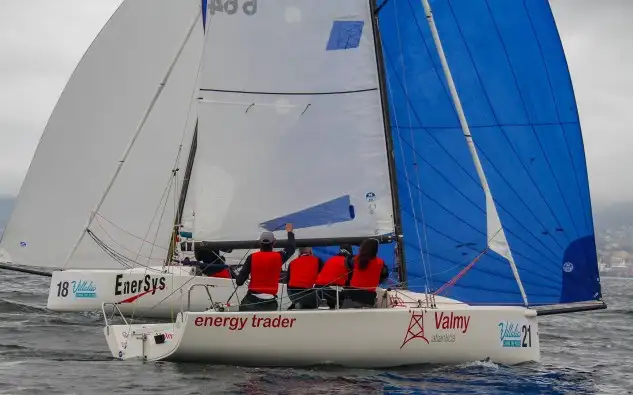 "Valmy Atlántica" que patronea el coruñés Figueira y "Enersys" del vigués Alonso (Foto Pedro Seoane)