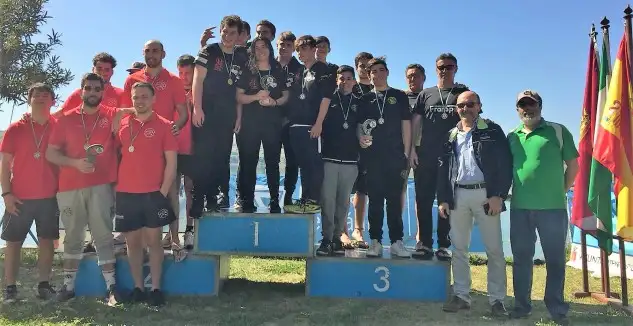 El presidente de la Federación Andaluza de Piragüismo, Pedro Pablo Barrios, y el responsable federativo del Kayak polo, Fernando Ramos, han participado en la ceremonia de entrega de trofeos
