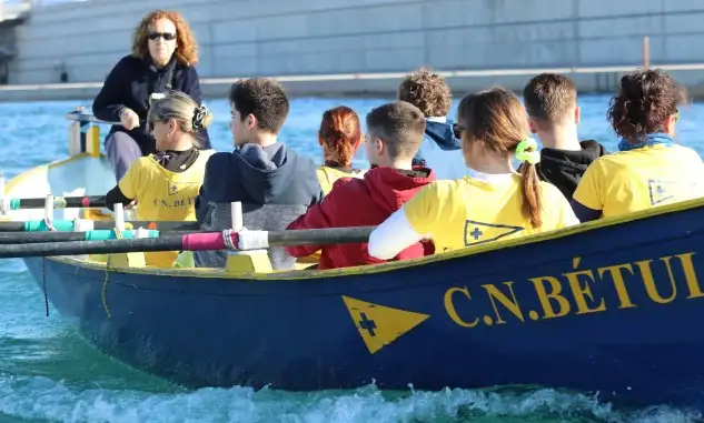 La Feria Inícia’t también quiere hacer hincapié en la opción de poder disfrutar del mar y practicar la náutica sin la obligatoriedad y la necesidad de adquirir un barco o, como hemos dicho, un "artefacto flotante"... habrá un escaparate de diferentes fórmulas que funcionan para poder navegar sin necesidad de tener barco, como las bolsas de tripulantes... los clubes de navegación y los clubes deportivos que disponen de embarcaciones