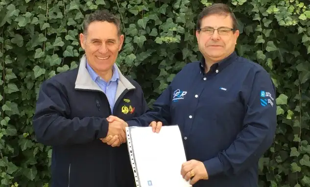 El presidente de la Federación Española, Juan José Román Mangas,(iqda.) recibe de manos del delegado en Ourense de la Federación Gallega de Piragüismo (Fegapi), José Manuel Fernández (dcha.), los avales requeridos por la entidad federativa, que con este respaldo oficializa ante la Federación Internacional la candidatura de Castrelo de Miño en Ourense para albergar en 2020 el I Campeonato del Mundo de Esprint de pruebas no olímpicas