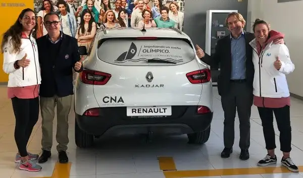 Las regatistas Paula Barceló y Támara Echegoyen junto al presidente del Club Nàutic Arenal, Óscar Estellers, y el gerente de Renault Llucmajor-Felanitx, Bernardino Jaume