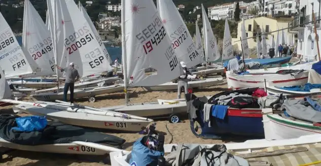 La regata Laser Master del Club Vela Calella es un referente en el deporte de la vela... esta prueba se ha convertido en una de las más emblemáticas de la clase Laser a nivel internacional, que se disputa en el Mediterráneo