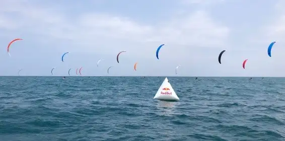 La bahía de Palma, escenario de los grandes eventos náuticos en España, acogerá por primera vez una prueba nacional de Formula Kite, con un campo de regatas reconocido a nivel internacional y que pondrá a prueba los conocimientos estratégicos de los riders nacionales e internacionales que asistan a Palma