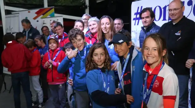 El podio del campeonato Autonómico Optimist B por Equipos queda cerrado con el RCN de Dénia como brillante vencedor, tras ganar 3 de los 4 enfrentamientos previstos, mientras que el RCN Valencia y RCN de Calpe logran la segunda y tercera posición respectivamente. El top ten se completa con los clubes del RCR Alicante en la cuarta plaza, seguido del CN Altea, RCN Torrevieja, CN Campello, CN Jávea, CN Santa Pola y CN Alicante Costa Blanca (Foto Pep Portas)