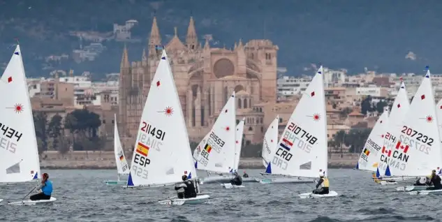 La gran regata mallorquina de clases olímpicas ha tenido un inicio complicado debido a la inestabilidad del viento en la bahía de Palma que ha alargado la jornada hasta bien entrada la tarde (Foto Jesús Renedo)