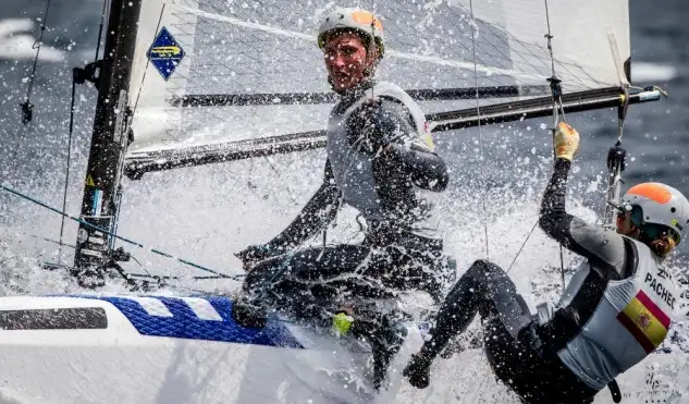 La gran regata mallorquina de clases olímpicas ha empezado con las series finales. Los mejores clasificados de cada clase, excepto los de 49er y tablas que no habían completado el cupo de pruebas, han navegado en el grupo oro con el objetivo de conseguir el pase a la medal race que se disputará el próximo sábado