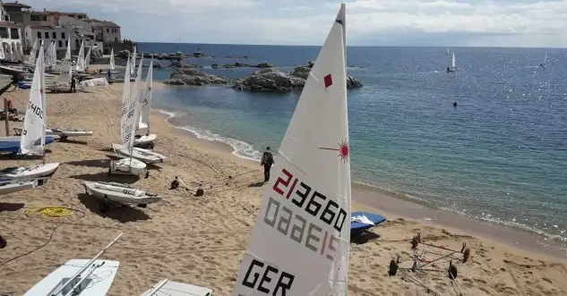 Entre los regatistas más habituales en este campo de regatas del Euro Laser Master del Club Vela Calella se encontraba el francés Laurent Vigo, que también ha estado hoy entrenando y disfrutando del buen viento y la poca mar