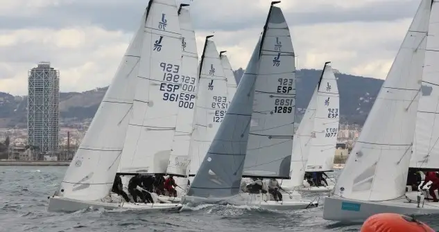 Esta primera jornada del Campeonato de Cataluña de J70 se ha disputado con viento racheado e inestable, especialmente durante la primera parte del día, para terminar estableciéndose en un suroeste de buena intensidad que llegaría a superar los 20 nudos, con lo que las tres pruebas completadas resultaron vistosas y competidas