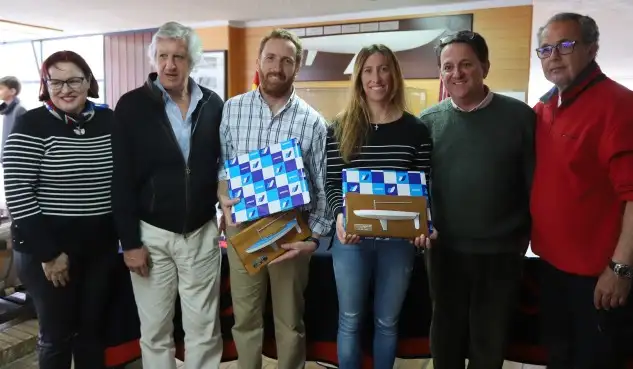 Los vencedores con Dupuy presidente del RCN de Madrid, Poyán de la Madrileña, Zulema Prado del CM de Vigo, así como el Comodoro del náutico madrileño
