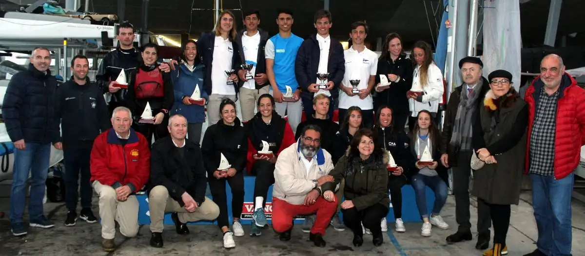 Foto de Familia del Trofeo RFGV con Manuel Villaverde y la diputada de deportes de la Deputación de Pontevedra en el centro de la imagen