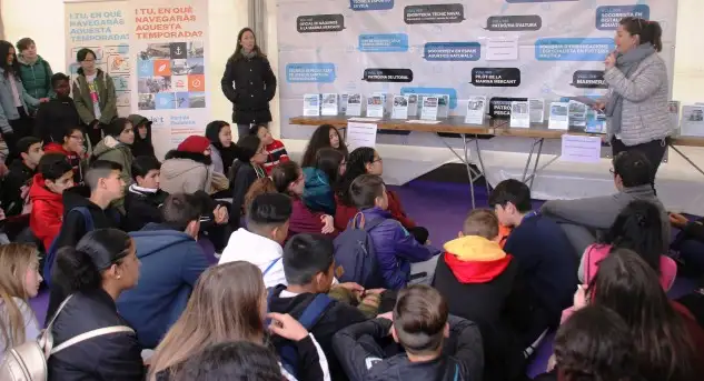 Precisamente para mantener la atención de los jóvenes a su paso por los diversos stands, la organización de Inicia’t ha planteado una gincana online. Desde una app se ha desarrollado un conjunto de preguntas que los jóvenes, en grupos de 4-5 personas, han tenido que responder en relación a la información obtenida en cada stand. Con una alta involucración, los grupos han ido respondiendo creándose simultáneamente un ranking por puntos de los grupos así como de los institutos participantes. Los grupos e institutos con mayor número de puntos van a ser obsequiados con jugosos regalos. El grupo de estudiantes ganador ha sido la clase de 2º C del IES Júlia Minguell de Badalona. La puntuación más alta en el ranking de centros ha sido para el Collegi Badalonès y su colectivo de Ciclo Formativo de Grado Medio de Gestión Administrativa