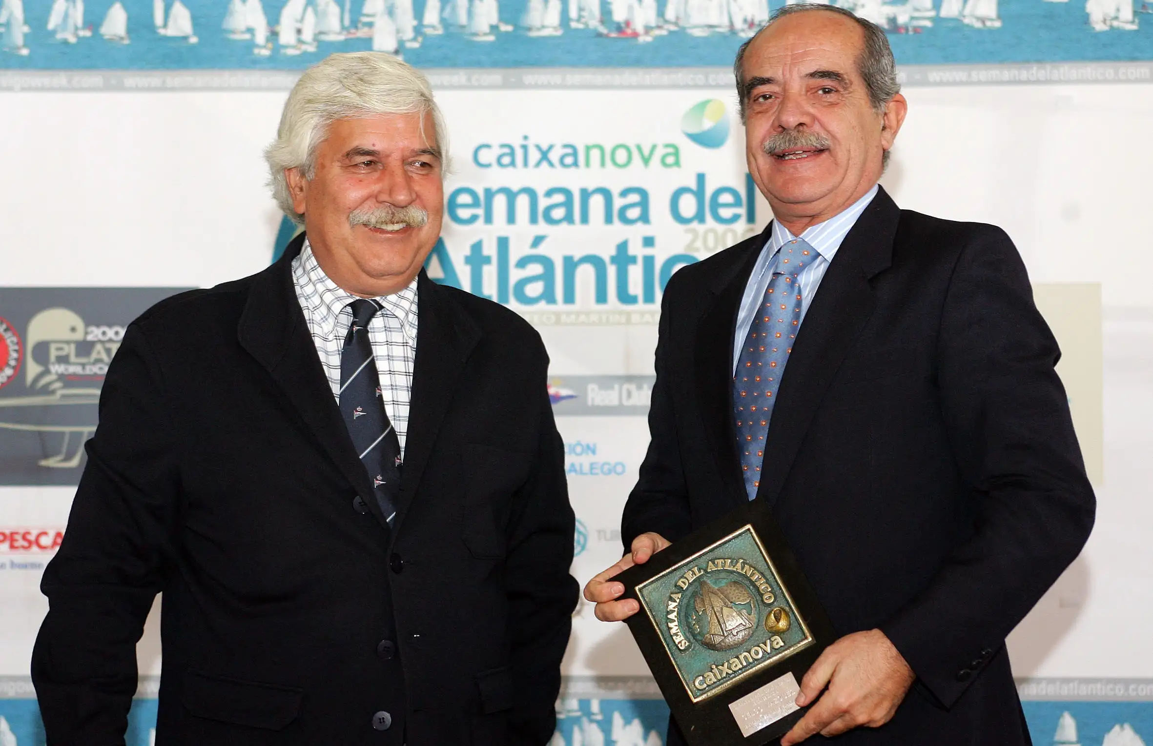Federico Arias en el Real Club Náutico de Vigo en la Semana Caixanova (hoy Semana Abanca) en el "Homenaje a la prensa española"... Ramón Ojea le entrega ujna de las 25 placas que se entregaron en aquella inolvidable mañana del mes de octubre de 2006 (Foto María Muíña)