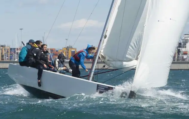 Las pruebas oficiales que han comenzado hoy tendrán una fase previa de “round robin” en la que los equipos navegarán todos contra todos durante las jornadas de hoy martes y mañana miércoles... los seis primeros clasificados de esta fase pasarán al Grupo Oro y los seis siguientes integrarán el Grupo Plata para disputar la fase final el jueves