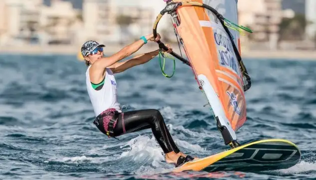 En categoría Sub 17 la mallorquina Andrea Torres (CNA) continúa en la cuarta posición femenina mientras mientras que Biel Lladó (RCNP), en decimonovena posición, es el mejor español de la flota juvenil masculina