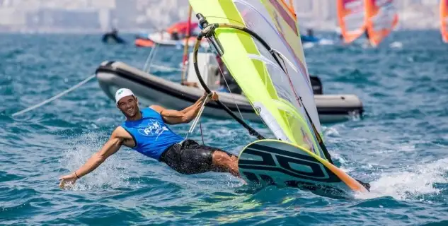 El alicantino ocupa la novena posición de la general. Blanca Manchón terminó el día en el puesto 13 de la clasificación femenina general y es décima europea