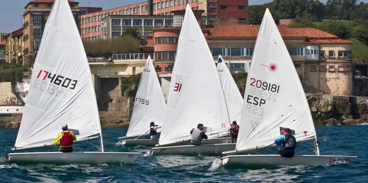 Carlos Ordoñez y Leticia Pelayo en Snipe, Gonzalo Jaudenes en Optimist, Alfonso Jaudenes en Laser 4.7 y Bruno González en Laser Radial, ganadores del XV Trofeo de Santa Catalina, del Real Club Astur de Regatas (Foto Félix G.Muñiz)