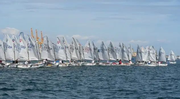 El club valenciano reúne a 150 optimistas de toda la geografía española, que durante cuatro días de competición medirán fuerzas en doce pruebas que determinarán quien se lleva a casa el título de campeón de España en las categorías absoluta y sub13