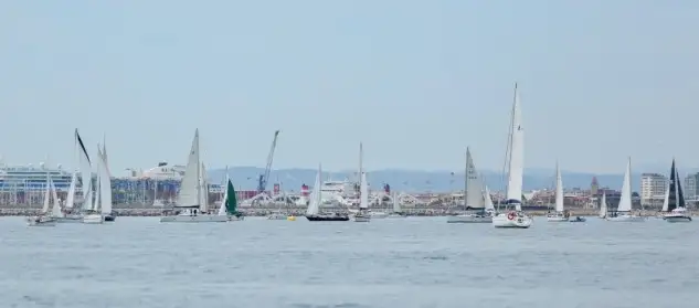 200 barcos se concentraron el domingo frente a la playa de la Malvarrosa