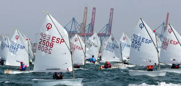 El Nacional de la vela infantil-cadete cuenta con la organización del Náutico de Valencia cierra la primera jornada completándose el programa previsto de tres pruebas (Foto Pep Portas)