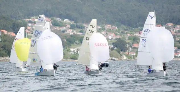 A pesar de la dureza de esta primera manga, los participantes en esta 56ª edición del Nacional de Vaurien, disfrutaron de unas condiciones espectaculares y en una ría pontevedresa protegida de la mar, con un viento franco que bajó en fuerza durante la segunda y tercera pruebas con la que se completó este segundo día de la competición (Foto Juan Caballero)
