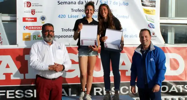 Manolo Villaverde con las mejores chicas: Patricia Reino e Isabel Laiseca de Gran Canaria
