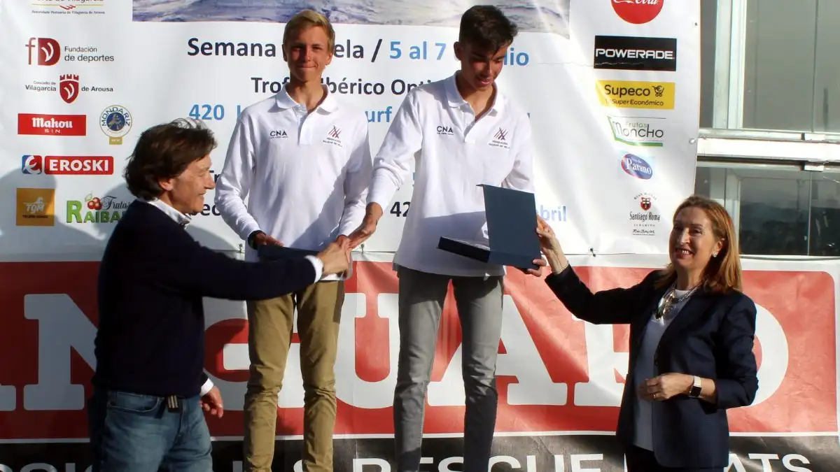 Lete y Ana María Pastor con los campeones de España de 420... Wizner-Ameneiro se tuvieron que conformar con el bronce y estarán por España en el Mundial Juvenil