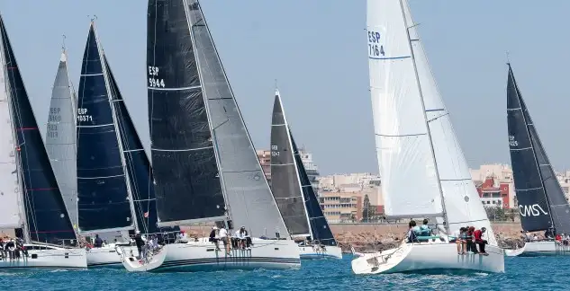 El murciano Pez de Abril lidera el grupo ORC 1-2, mientras que CAF manda en ORC 3 y Pistón Broke y Brisa lo hacen en ORC 4 y ORC 5 respectivamente... se cierra la primera jornada en aguas de Torrevieja con una prueba costera 11.8 millas en la que los favoritos han cumplido con el guión (Foto Pep Portas)